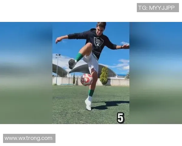 球星足球花式过人技巧解析 轻松掌握绝技提升比赛表现 球星足球花式过人技巧解析 轻松掌握绝技提升比赛表现