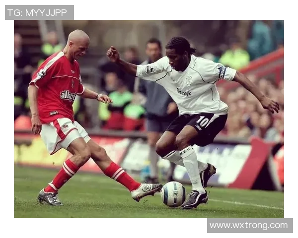 扁平足球场上技艺独特的球星展现极限球技的精彩瞬间